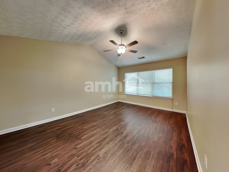 Building Photo - 3800 Oak Park Dr