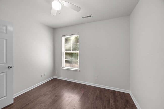 Building Photo - Charming Summerville Rental