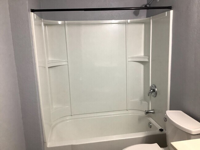 Building Photo - 2-Bedroom 1 1/2 bathroom townhouse in Springfield