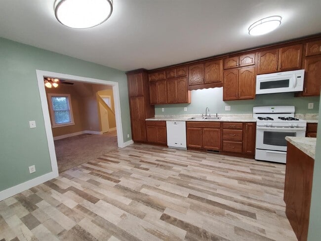 Building Photo - Spacious 2 Bedroom House Updated with Remodeled Kitchen with Lots of Cabinet Space, Huge Master B...