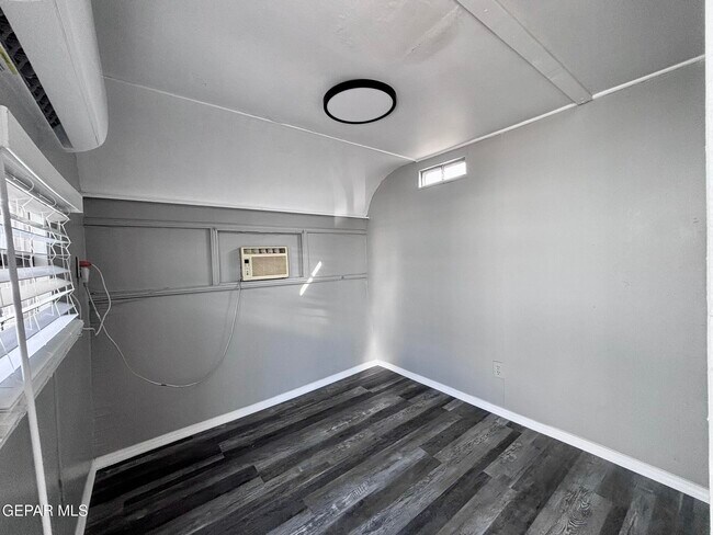 Building Photo - 8335 Roseway Dr