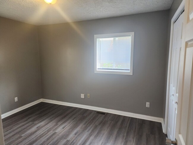 Building Photo - 3 BR - 1BTH Single Family Home!
