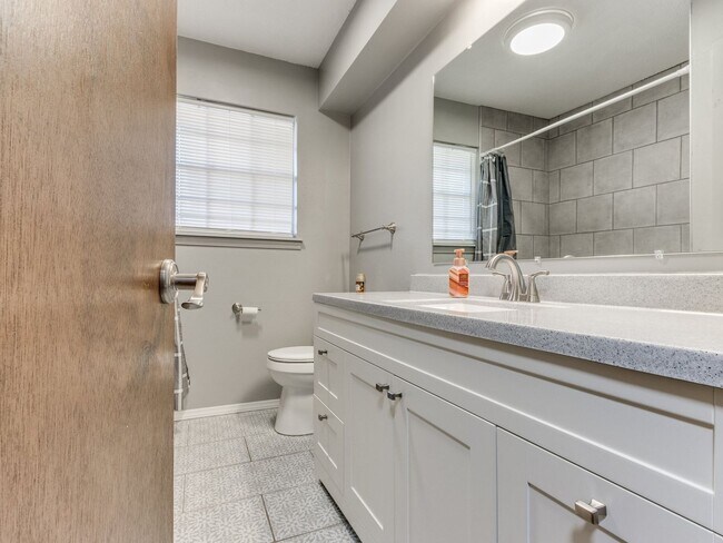 Building Photo - 3 Bed 2 Bath 2 Car Garage in Shawnee!