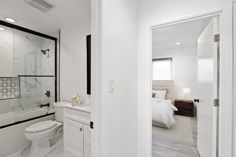 Building Photo - 900 W College St