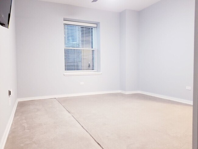 Building Photo - Brand new Luxury studio 2 blocks to the lake