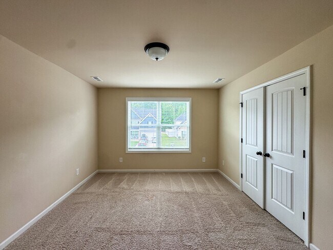 Building Photo - Stunning 5 Bed 4.5 Bath Fayetteville Home with Fenced Yard