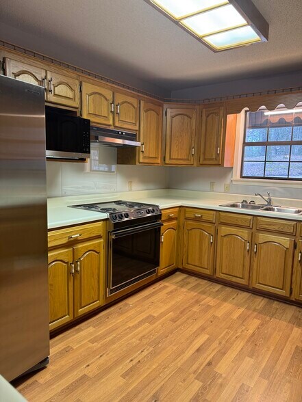 Building Photo - 21 Lakeview Dr