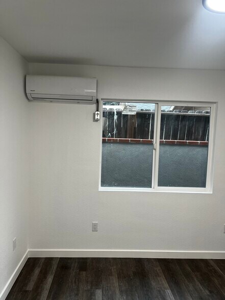 Building Photo - 2116 Zoe Ave