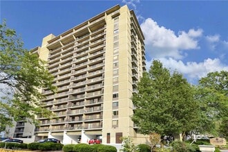Building Photo - 12500 Edgewater Dr