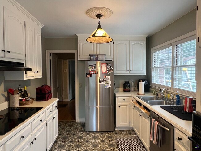 Building Photo - 145 Holmes Ave