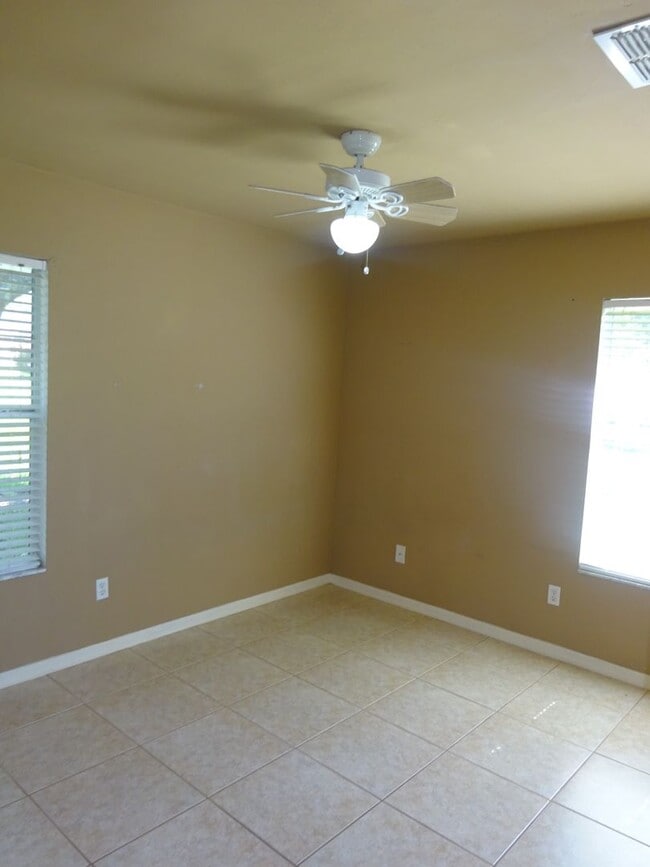 Building Photo - Spacious Home In South Pointe