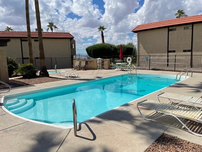 Building Photo - Move in ready condo, ground floor and includes utilities.