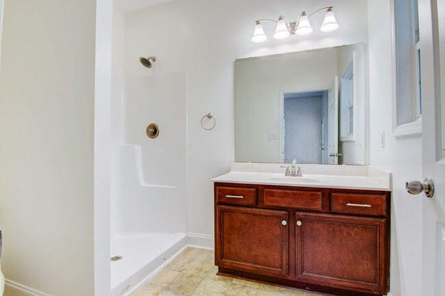 Building Photo - Charming 4 Bed, 3.5 Bath Modern Farmhouse ...