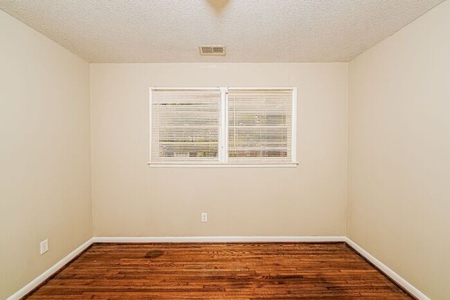 Building Photo - $1250! 3Bed/1Bath in Center Point! Available now!