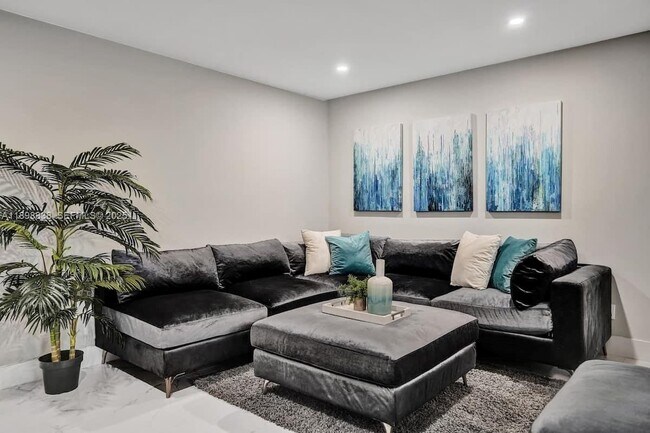 Building Photo - 1321 S 16th Ave