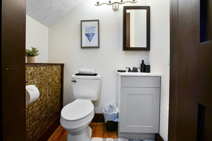 Building Photo - 1848 E 89th St