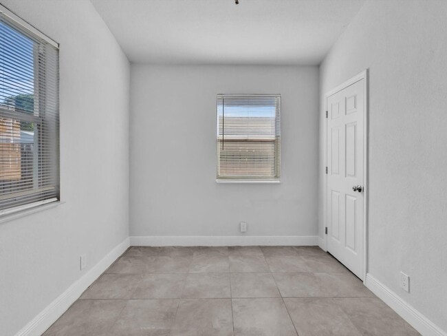 Building Photo - 525 NW 10th Ave