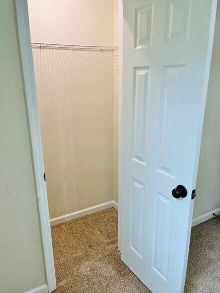 Building Photo - 2270 Miriam Ln