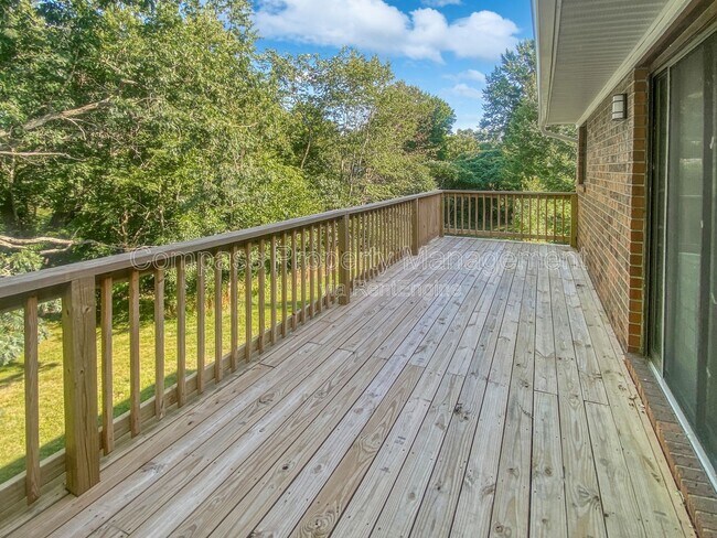 Building Photo - 136 N Lake St