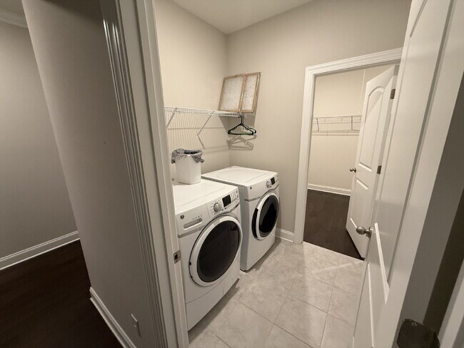 Building Photo - "Charming 3-Bedroom Retreat with 2 Baths w/bonus room and fenced yard!!