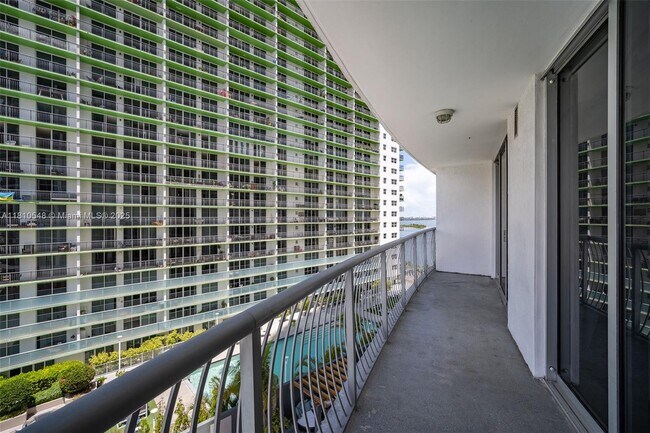 Building Photo - 1750 N Bayshore Dr