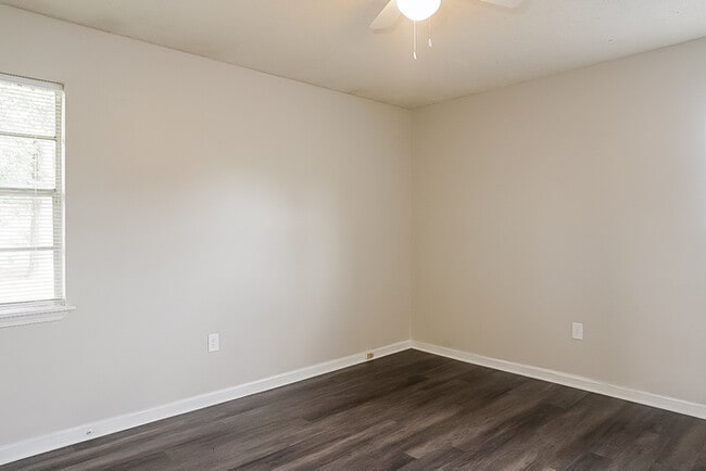 Building Photo - Beautiful 3 Bedroom Brick Ranch Home