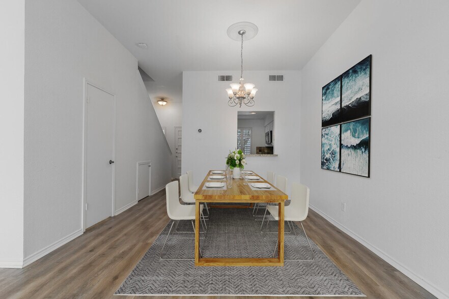 VIRTUALLY STAGED - 2815 Welborn St