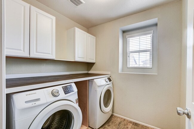 Building Photo - Beautiful 3 Bedroom in Gated Community!