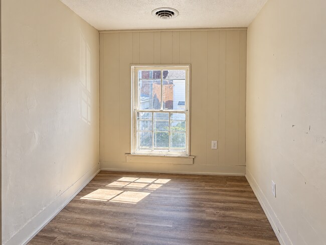 Building Photo - 429 Anthony St