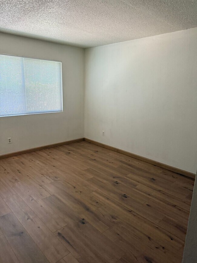 Building Photo - **Available Now** 2 Bedroom 1 Bath, 1st Floor End Unit Condo