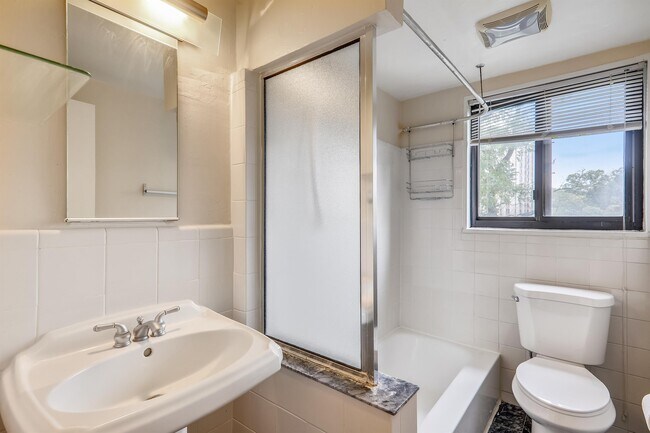 Building Photo - 7611 Maple Ave