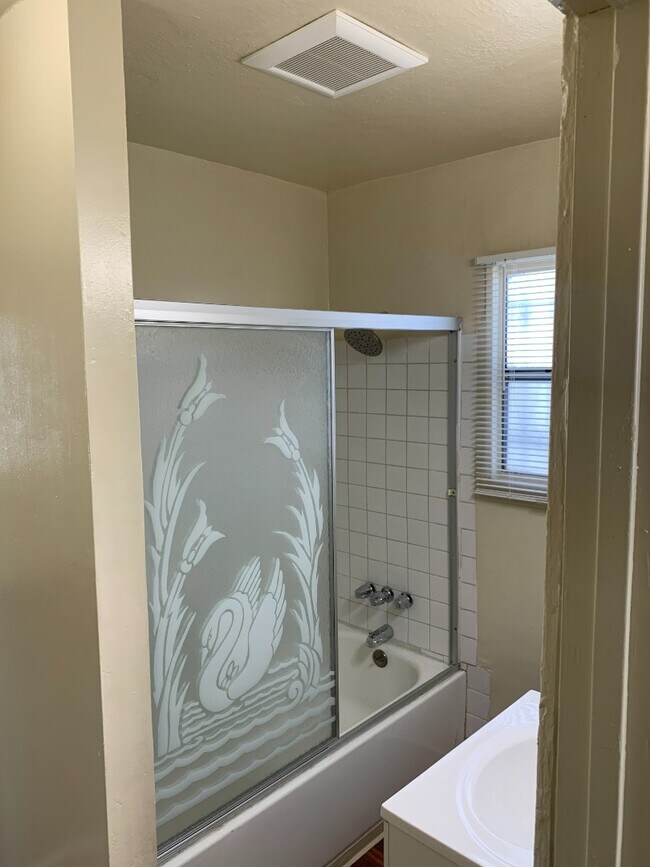 Building Photo - MODERN 2BED/2BATH APARTMENT WITH WASHER/DR...