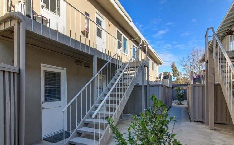 rear access to unit - 1214 Rutland Rd