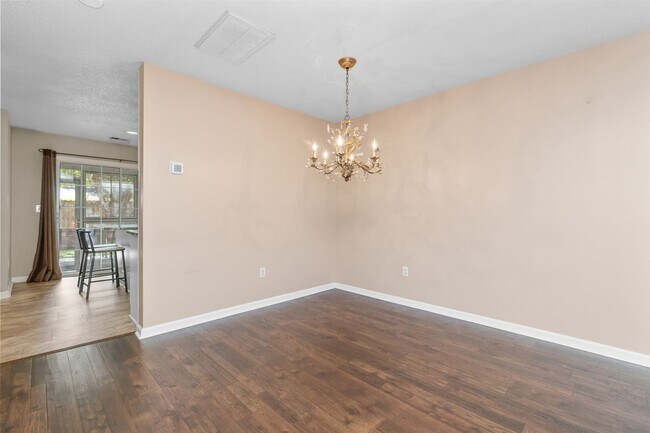 Building Photo - Townhome in The Market Common!