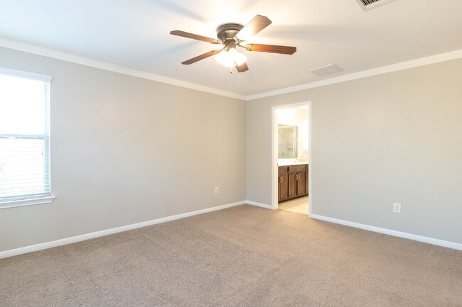 Building Photo - 4 Bedroom Home Available for September Move-In