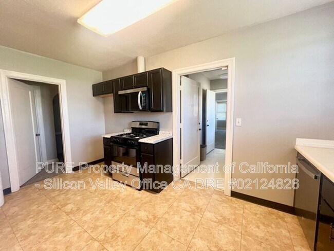 Building Photo - 717 E Lake Ave