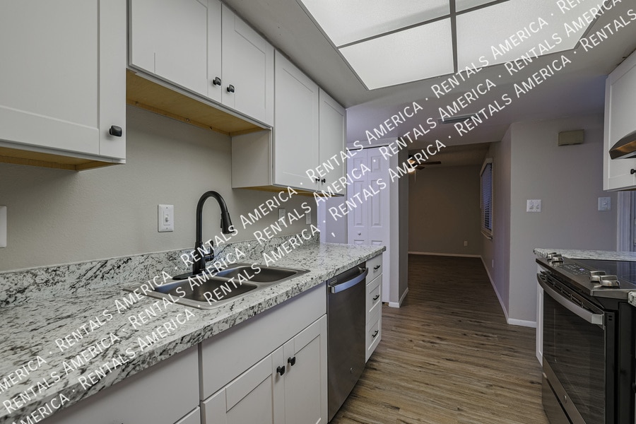 Building Photo - 5005 S Willow Dr