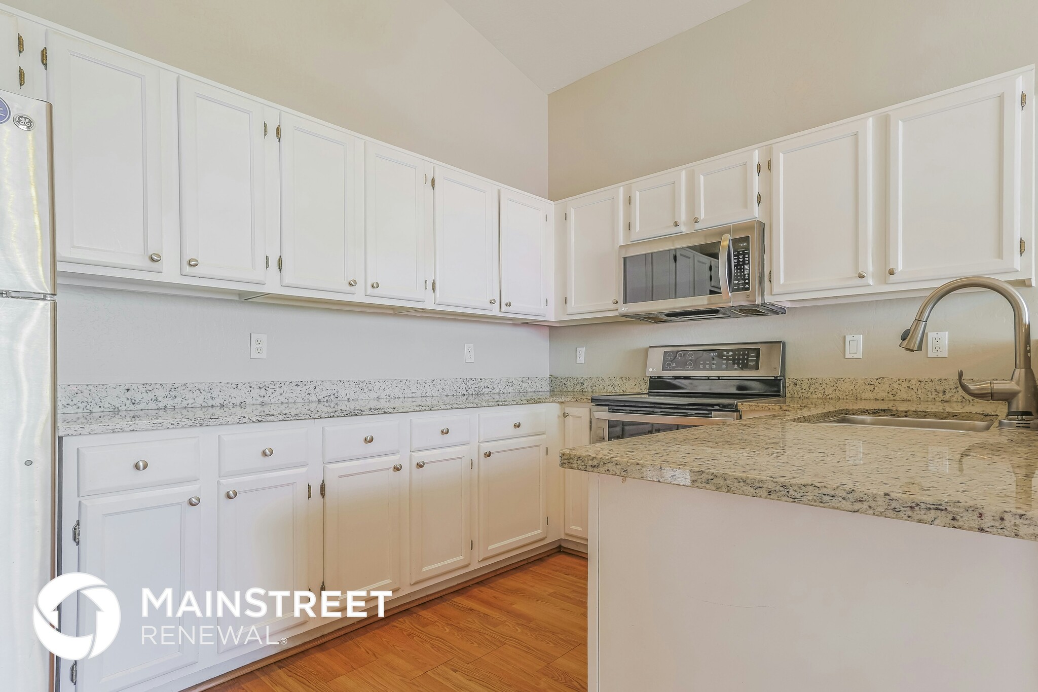 Building Photo - 5062 W Fairview St