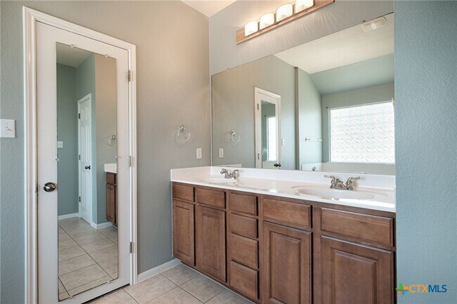 Building Photo - 606 Fairmont Dr