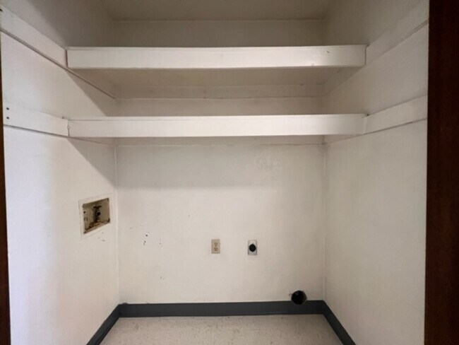 Building Photo - 7th