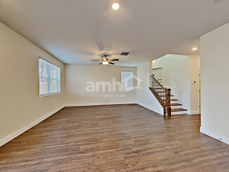 Building Photo - 5920 W Columbine Dr