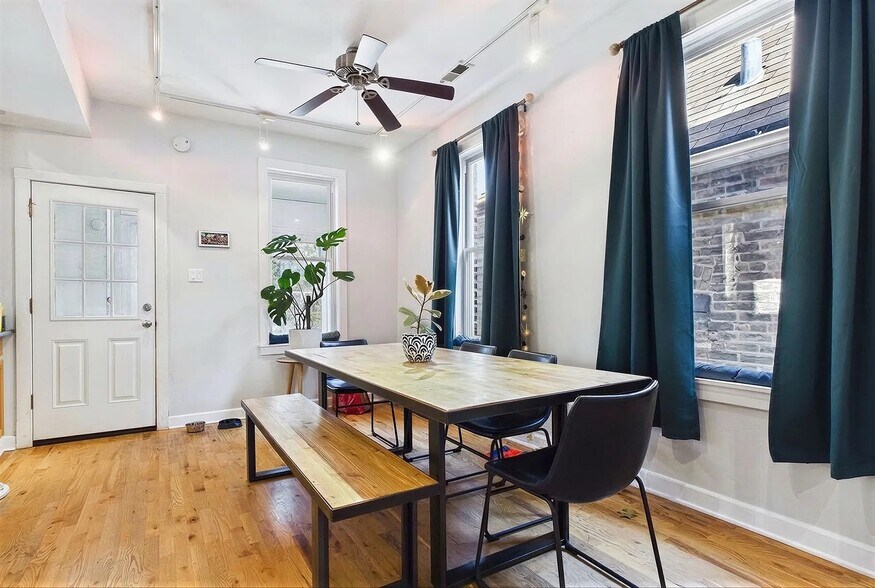 Dine in kitchen area - 2330 W Palmer St