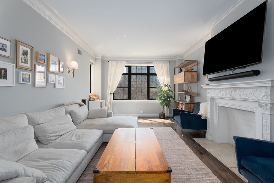 Living room - 444 W Belmont Ave