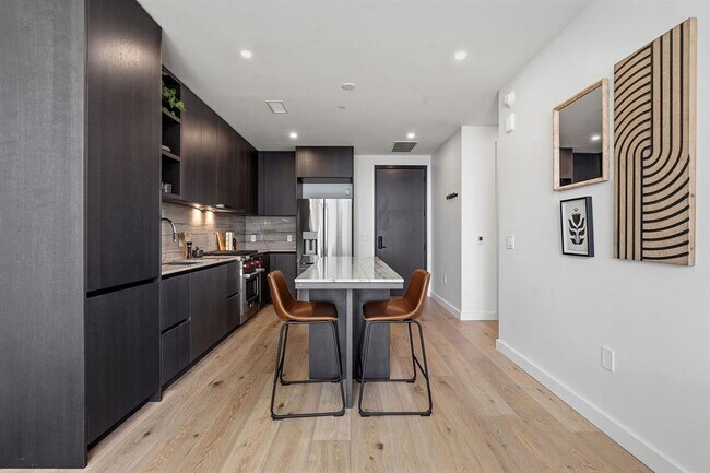 Building Photo - 610 Davis St