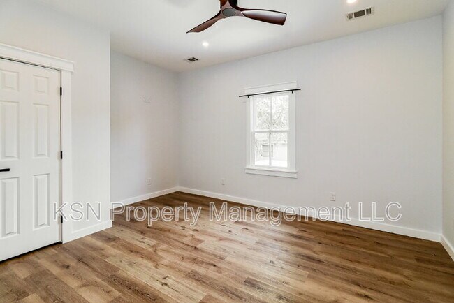 Building Photo - 1025 W 38th St