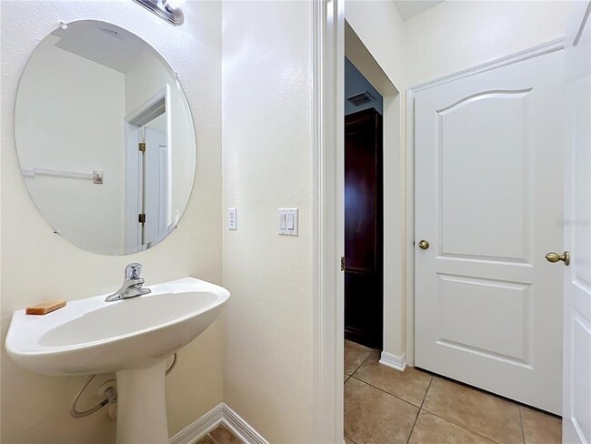 Building Photo - 2826 Oakville Pl