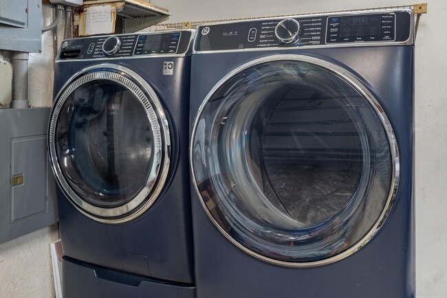 Building Photo - 762 SE River Ln