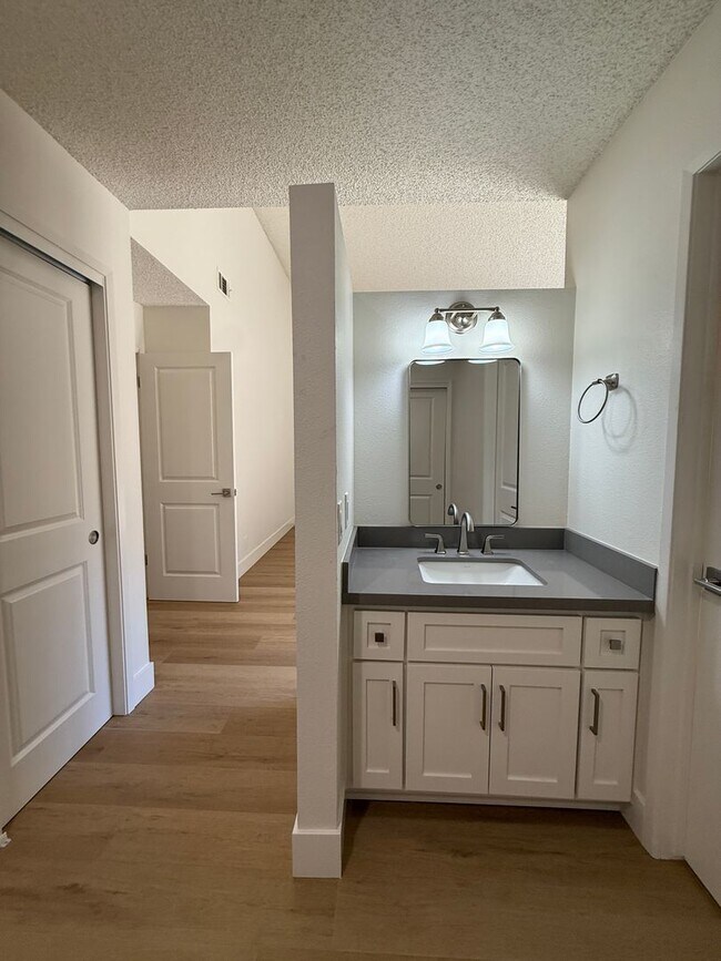 Building Photo - 1120 Village Dr