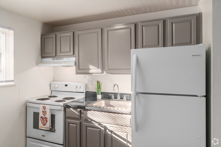 1BR, 1BA - 750SF - Kitchen - Landon Court Apartments