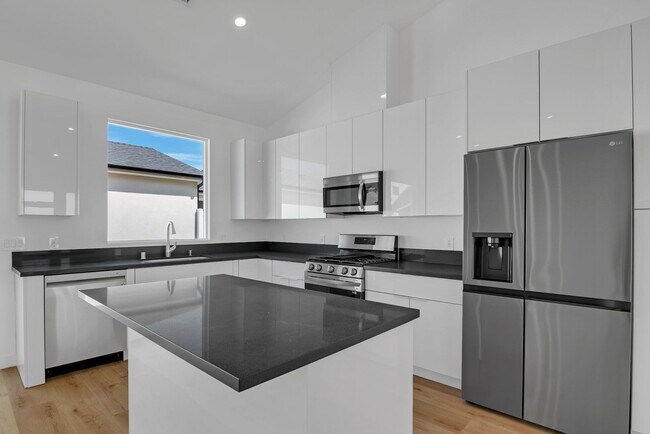 Building Photo - Modern 5-Bedroom 5 bath Home for Lease in ...